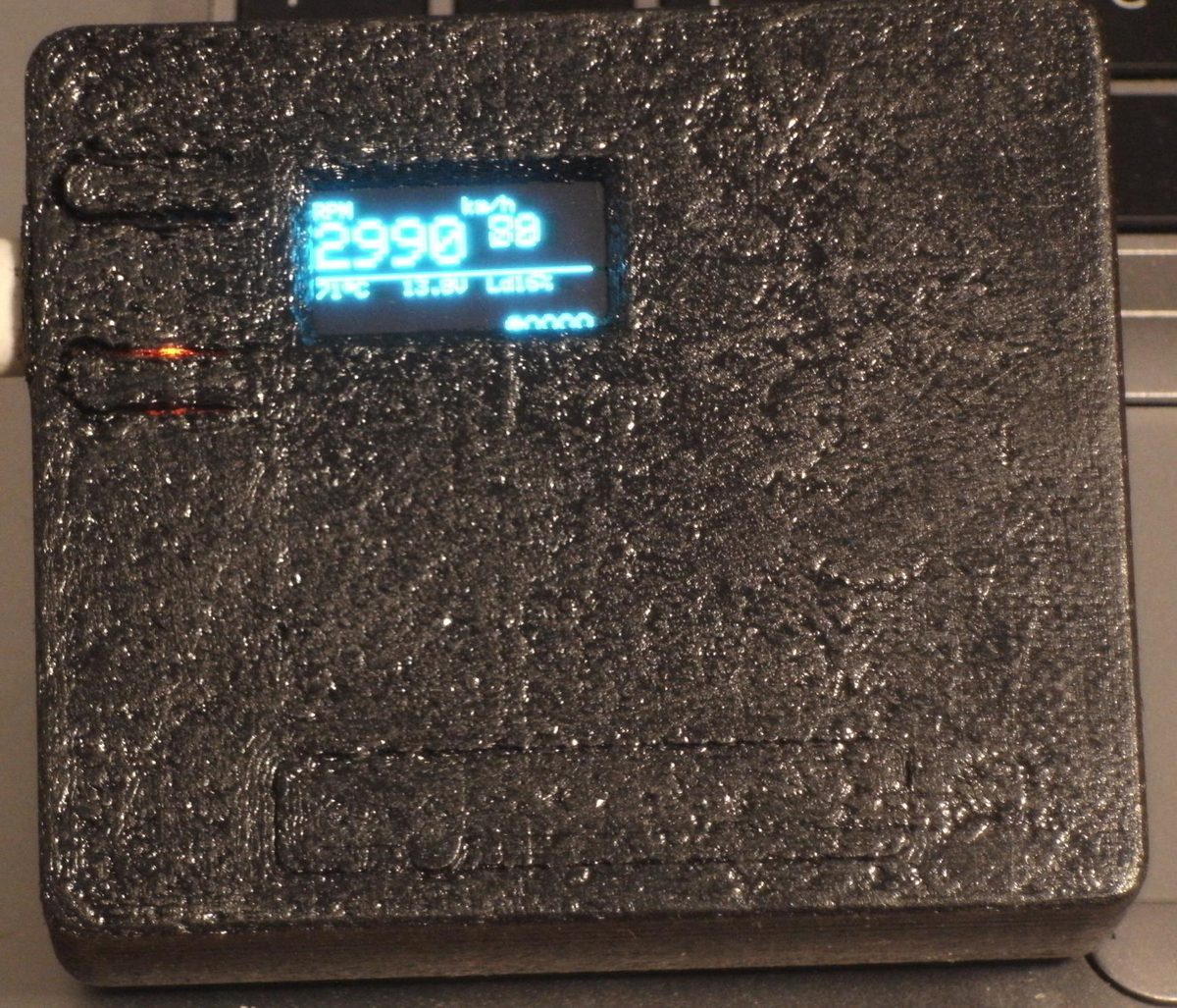 Bridge MOD-01 im schwarzen Gehäuse, OLED zeigt Live-Daten